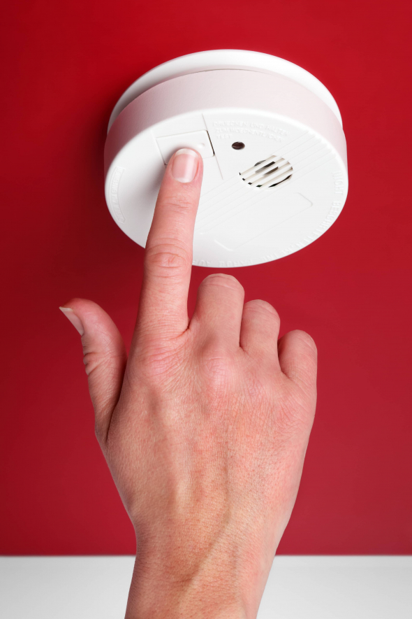 En närbild på en människohand som håller i utrustning med ett finger som trycker på en knapp.